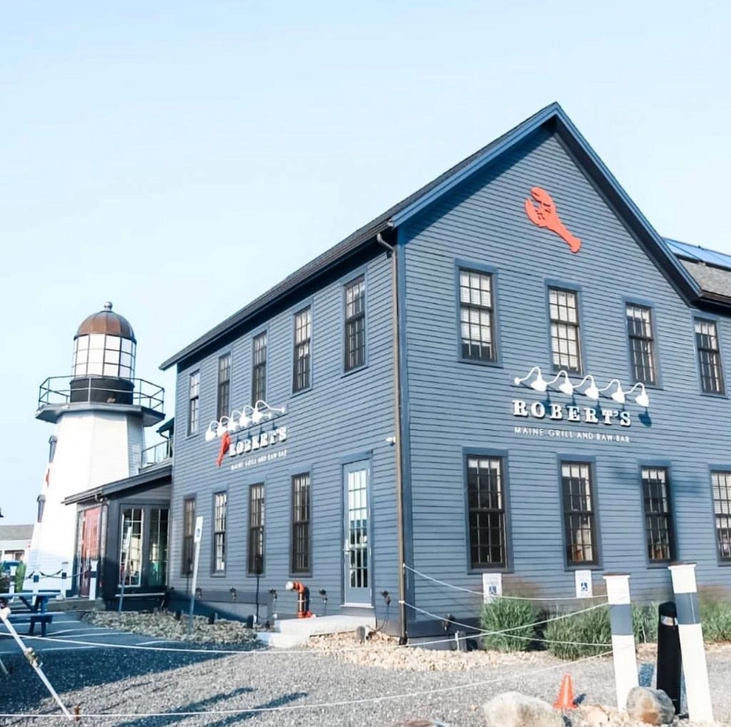 Robert's Maine Grill LIghthouse
