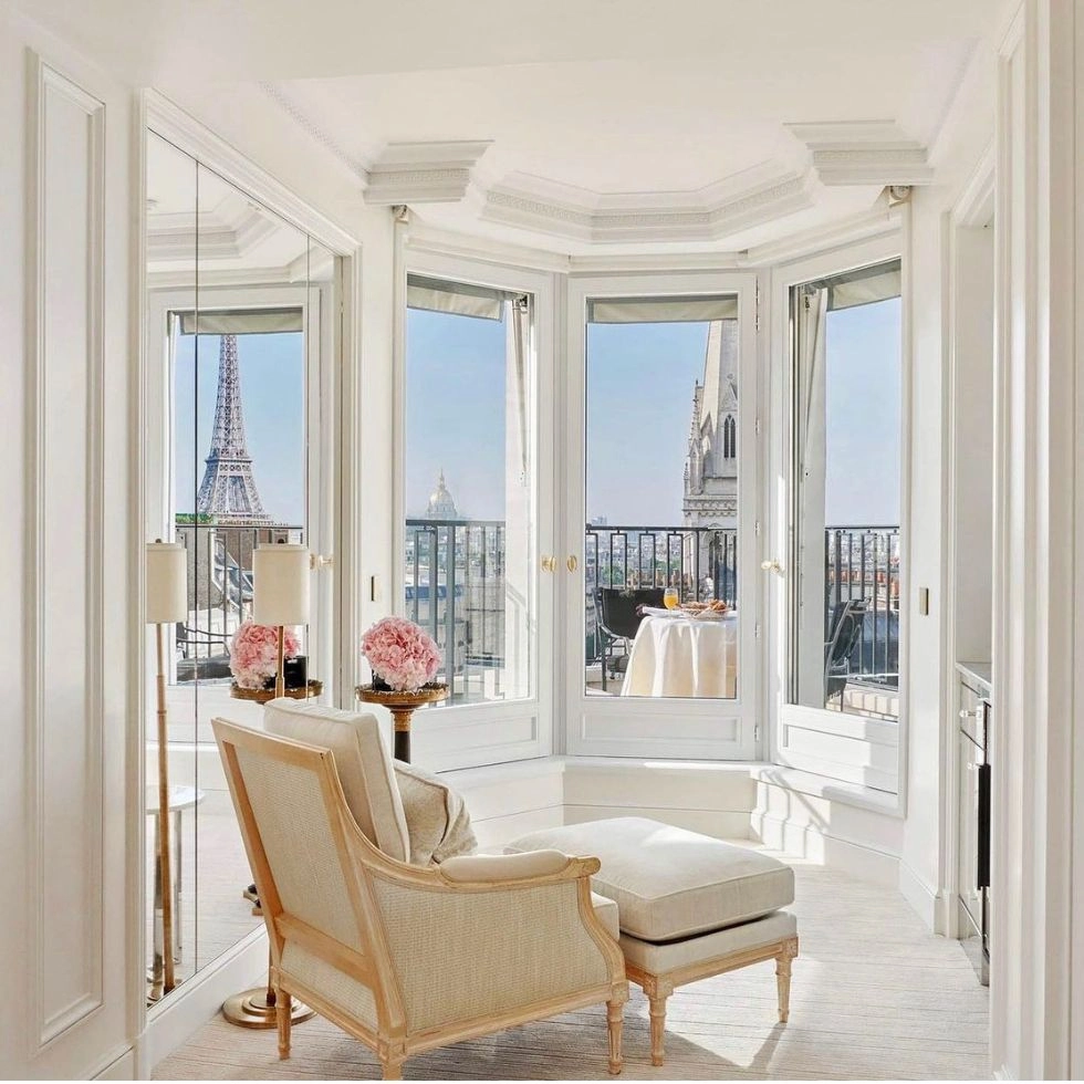 Georges V Eiffel Tower View